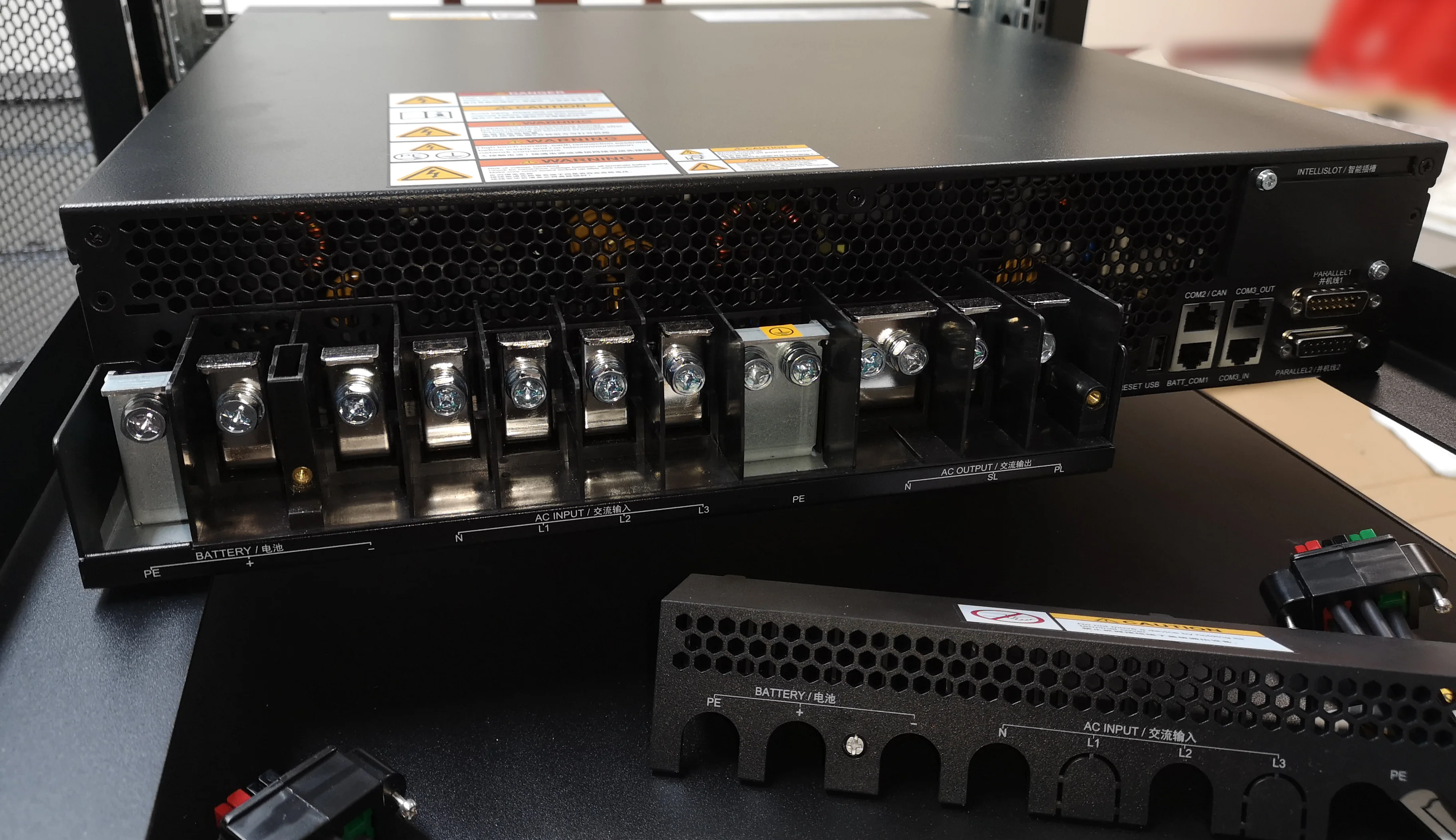 支持三相输入的 UPS